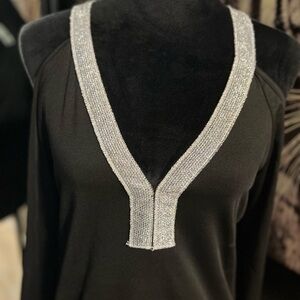 🖤🖤NWOT- BLACK OFF THE SHOULDER BLOUSE WITH SPARKLY V NECK. SZ S 🖤🖤
